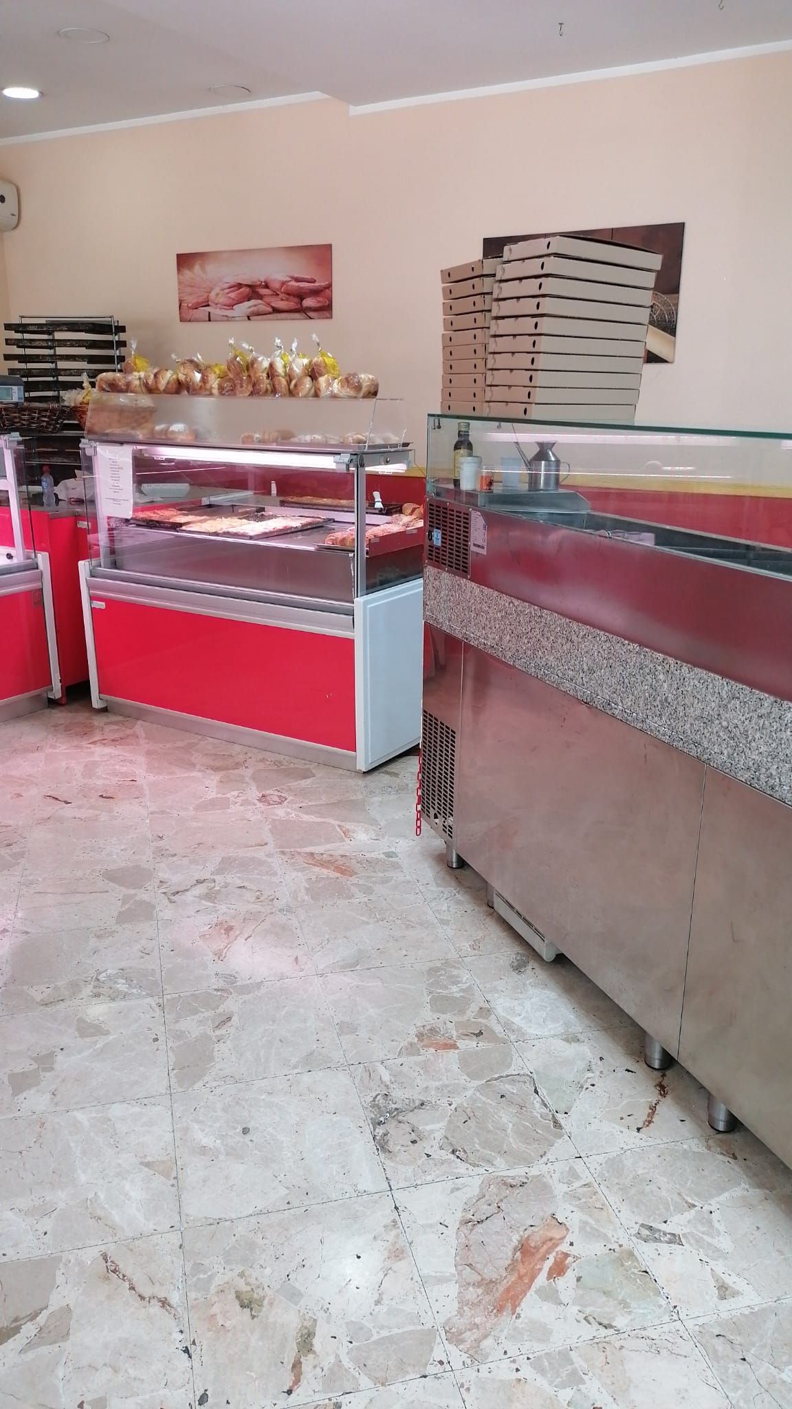 Una panetteria con molte vetrine e banconi