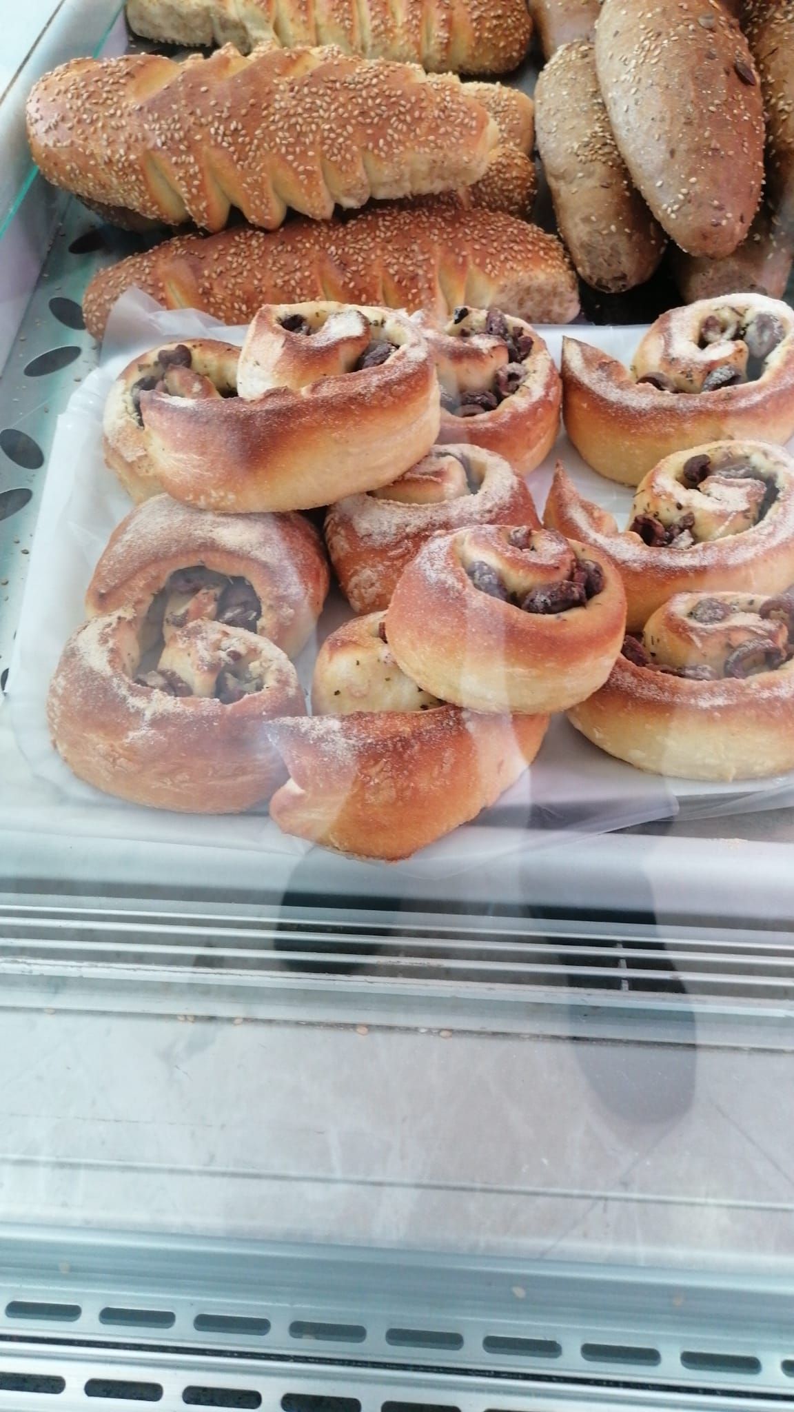 Un vassoio di pasticcini e croissant in frigorifero.