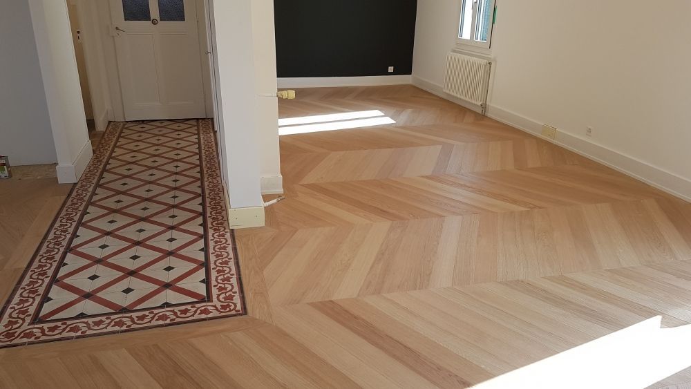 un couloir avec un sol en bois et un sol carrelé