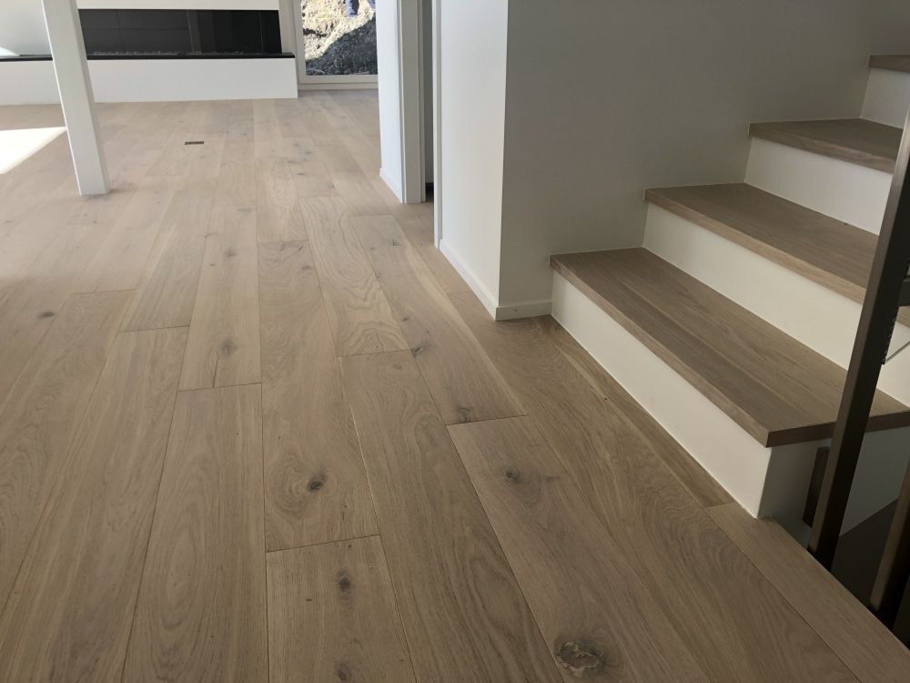 un escalier en bois dans une maison avec un plancher en bois