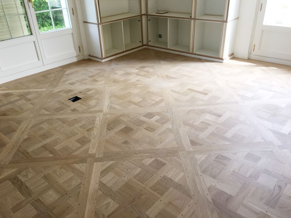 un sol en bois avec un motif géométrique à l' intérieur d' une pièce