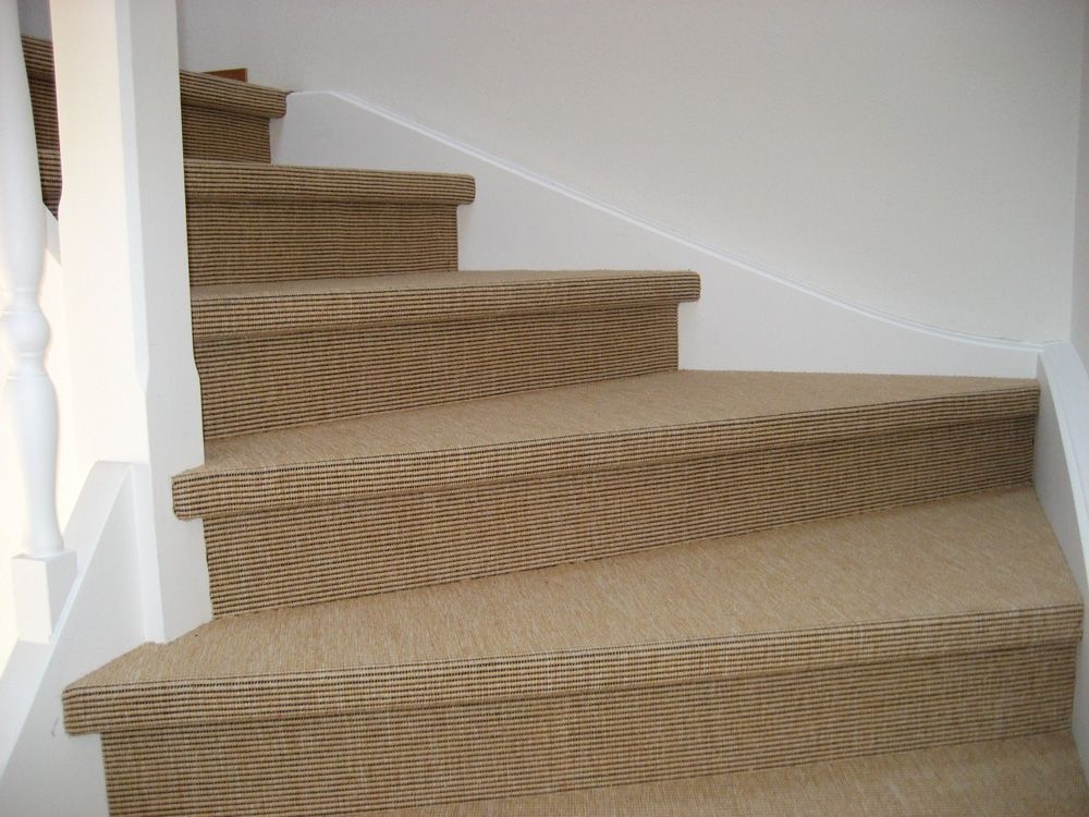 Escalier recouvert de moquette