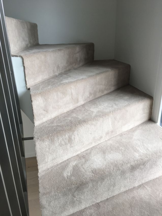 Escalier recouvert de moquette