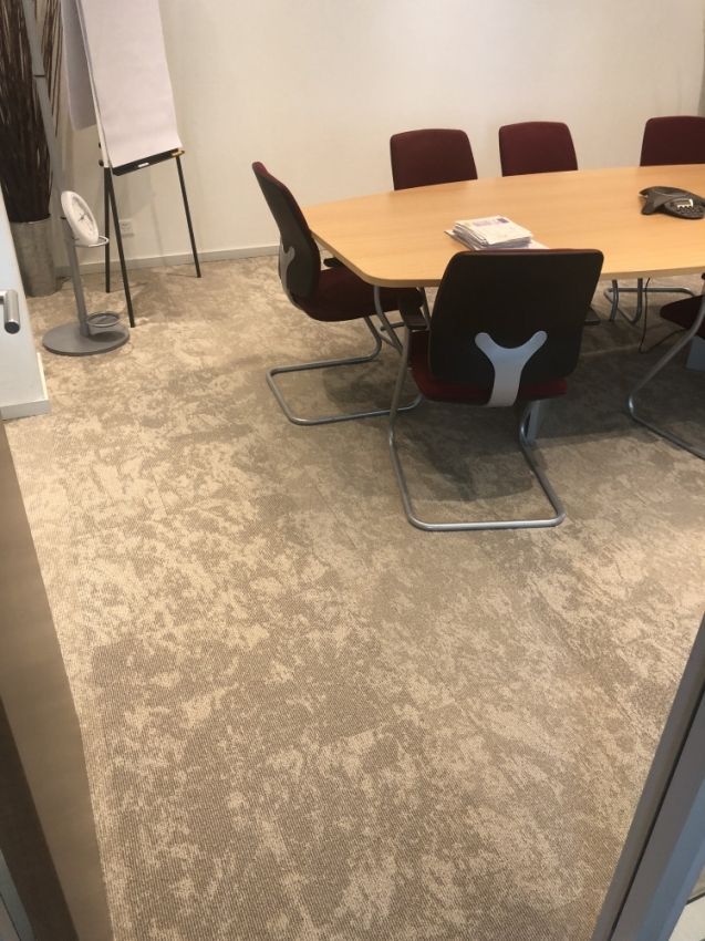 Moquette dans une salle de réunion de bureau