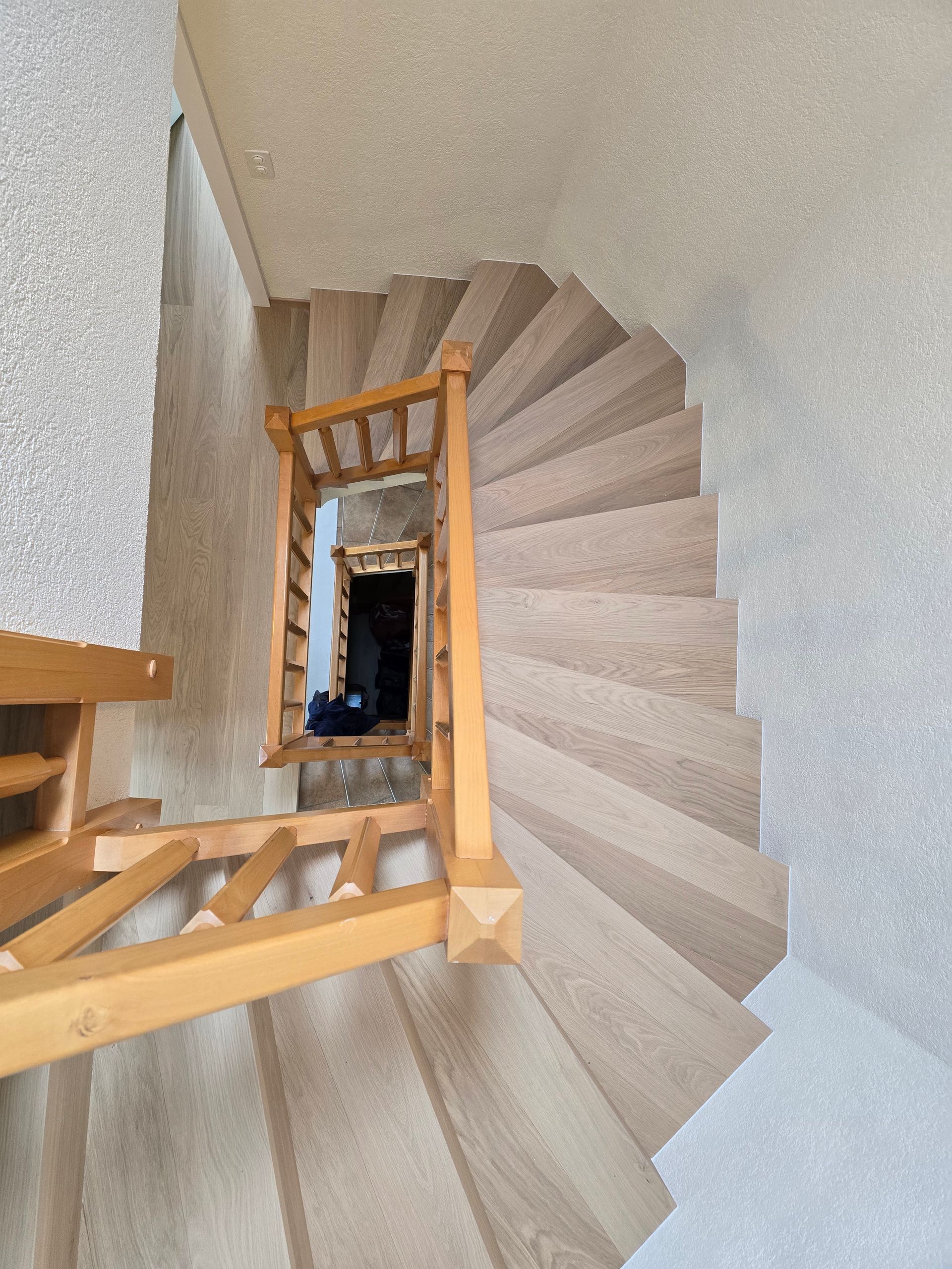 Vue du dessus d'un salon avec plancher