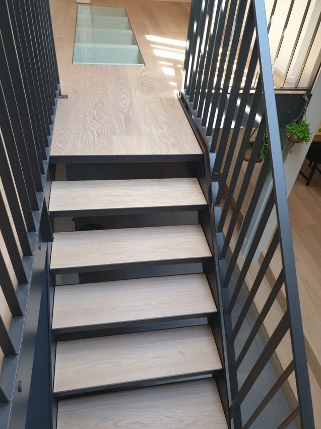 Escalier moderne avec marches en bois