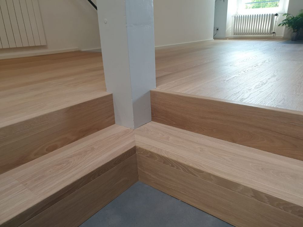 Angle de colonne escaliers parquet