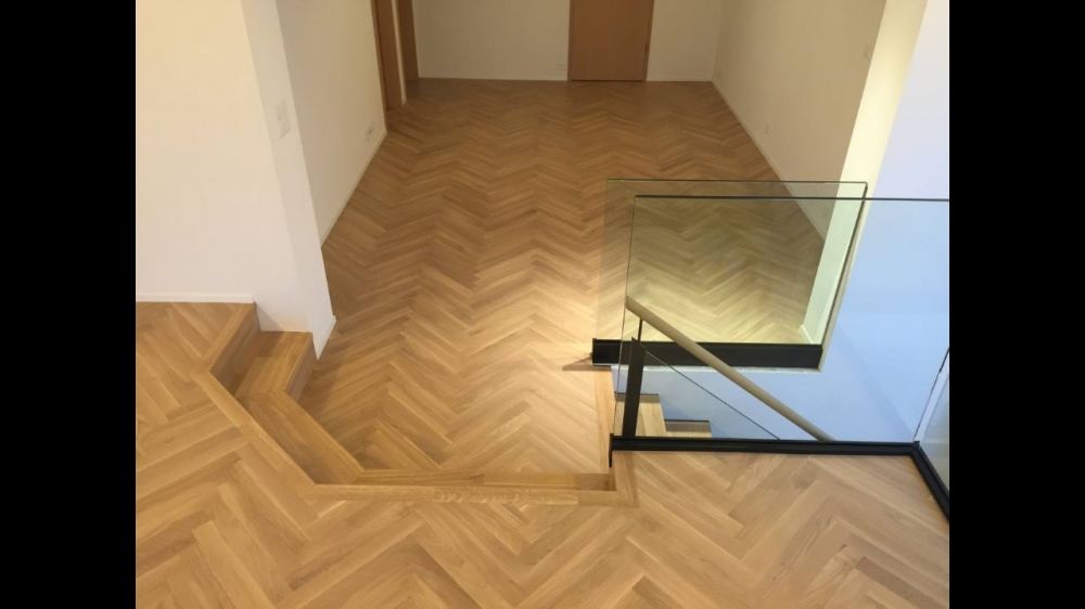 un escalier en bois avec un garde-corps en verre