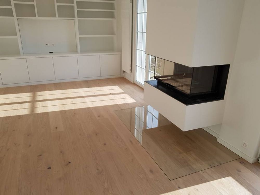 Cheminée moderne dans salon avec plancher