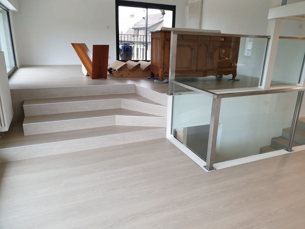 Parquet Stratifié sur marches d'escaliers et salon