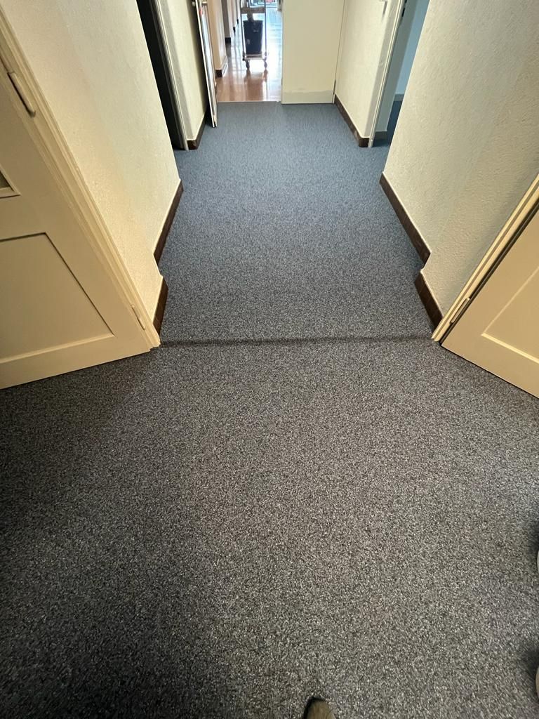 Moquette dans un couloir de bureau