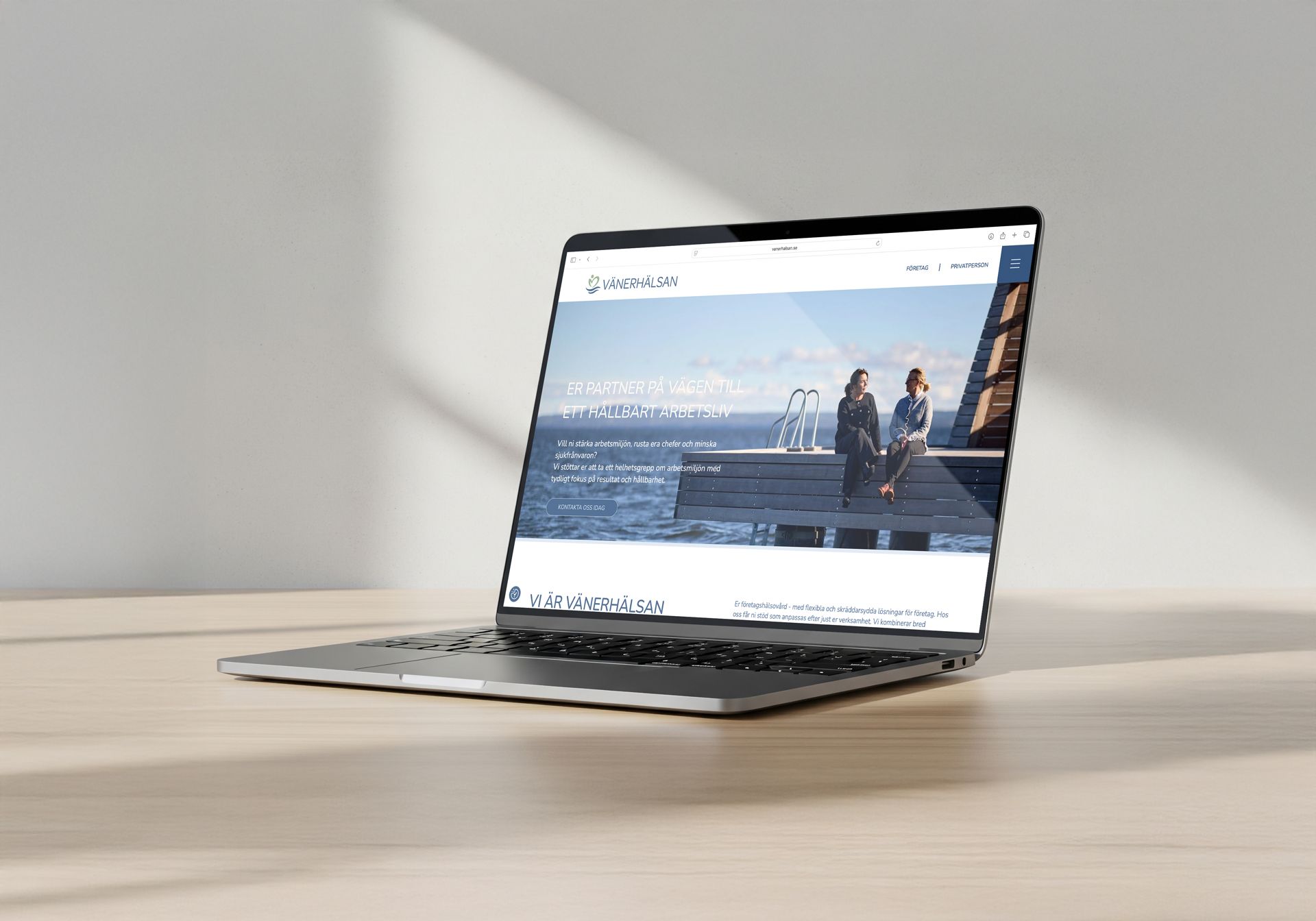 B&auml;rbar dator st&aring;r p&aring; ett ljust bord och visar V&auml;nerh&auml;lsans hemsida p&aring; sk&auml;rmen.