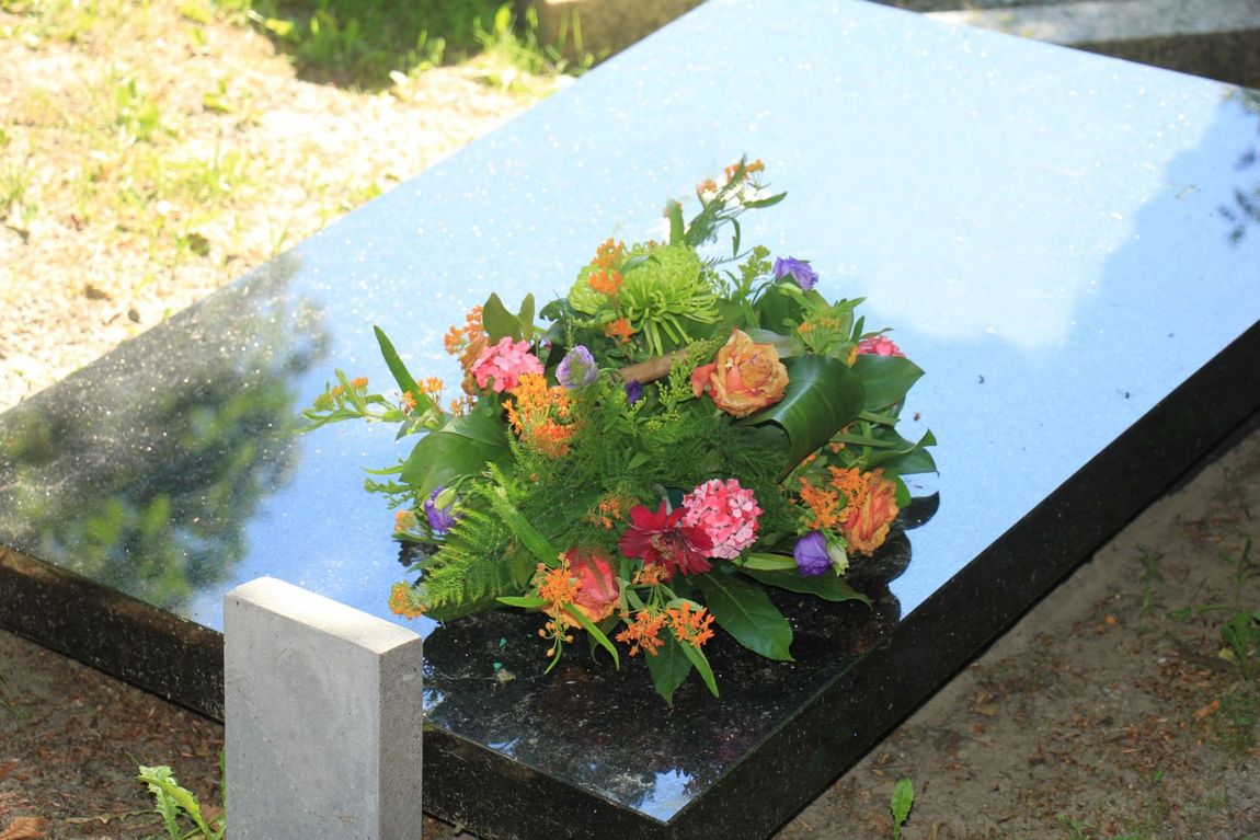 Cuscino di fiori freschi per lapidi funerarie