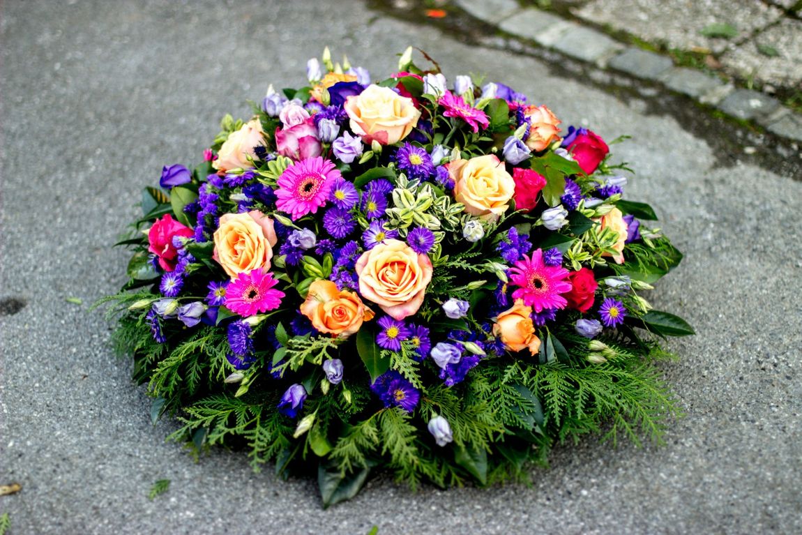 Eleganti allestimenti floreali per servizi funebri