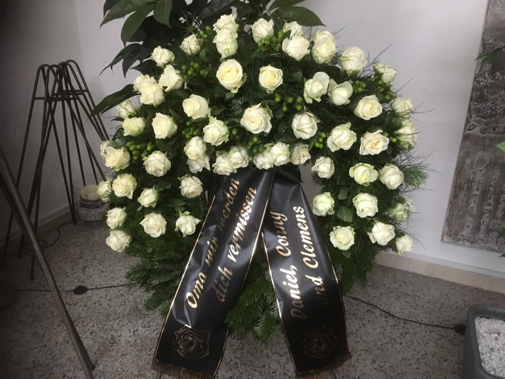 Kranz mit hellen Blumen