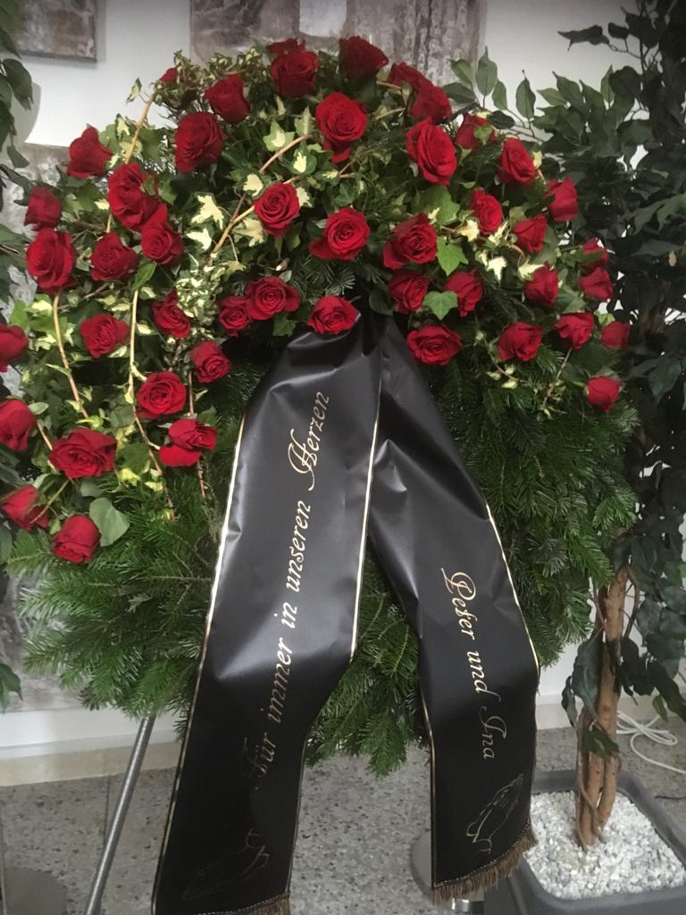 Trauerfloristik - roter Kranz