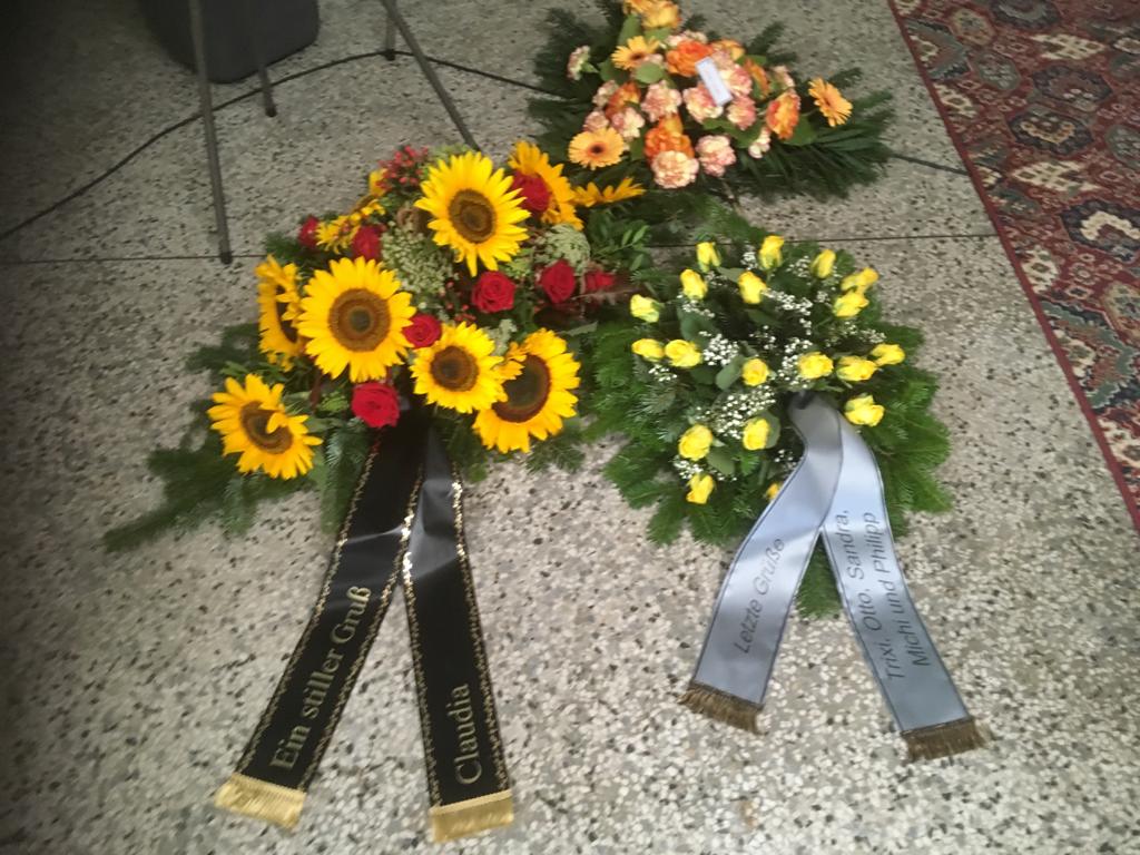 Bunte Blumengestecke für Trauerfeier