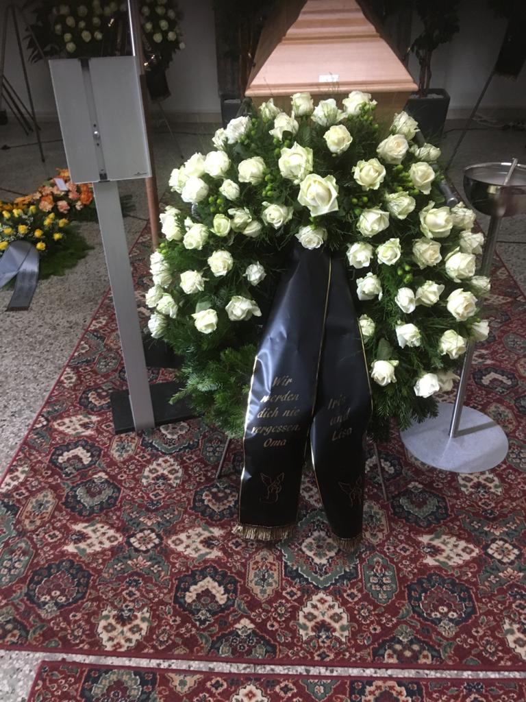 Trauerfloristik - Gesteck am Sarg in Weiß