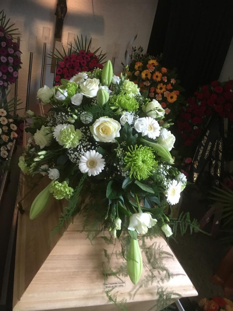 Blumenarrangement am Sarg