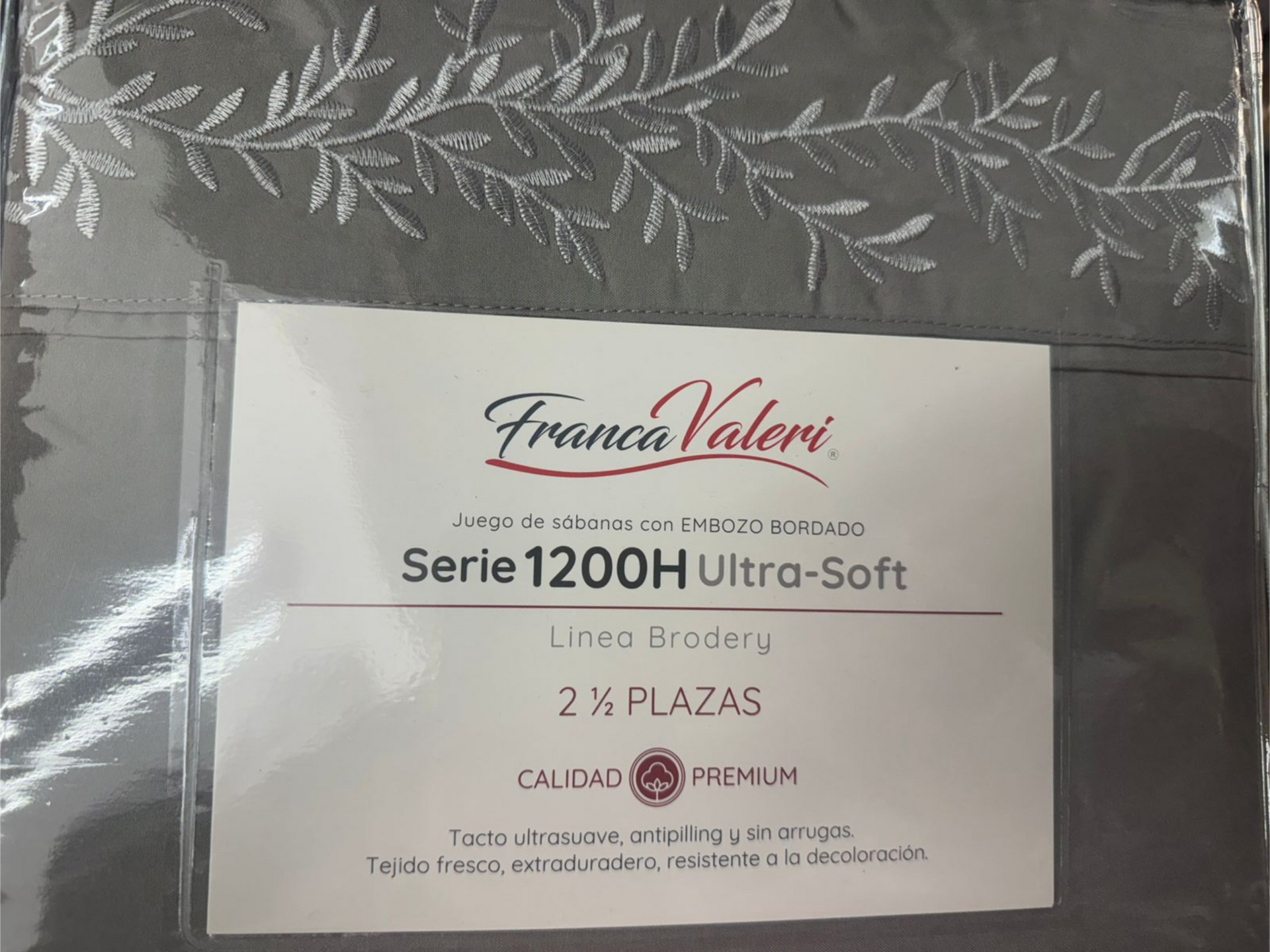 Un juego de sábanas grises con la etiqueta 