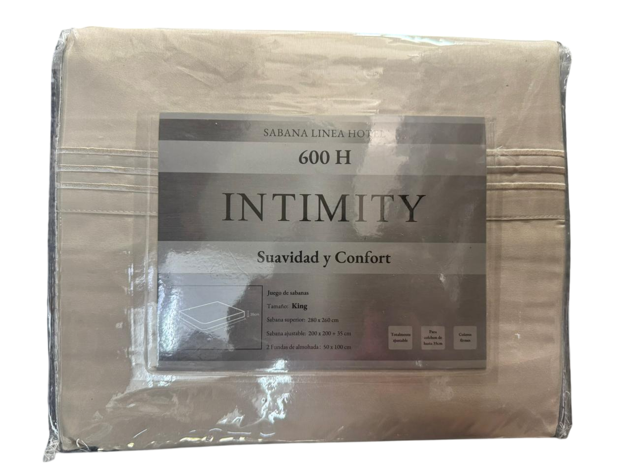 Un juego de sábanas Intimity de color beige, de 600 hilos, empaquetadas en un envoltorio de plástico transparente.