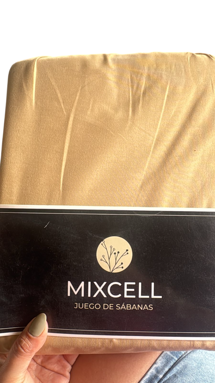 Un juego de sábanas color canela empaquetado en plástico