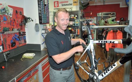 andi zangerl repariert ein fahrrad in seiner werkstatt