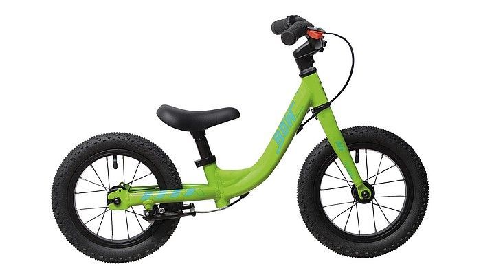 ein schwarzes und orangefarbenes centurion-Fahrrad auf weißem Hintergrund