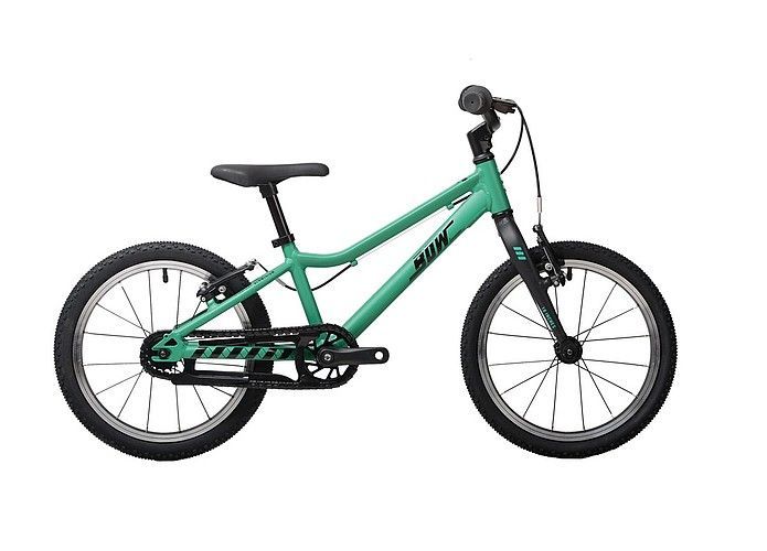 ein grünes Kinderfahrrad auf weißem Hintergrund .