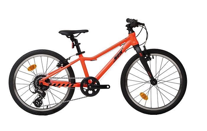 ein orangefarbenes Kinderfahrrad auf weißem Hintergrund .