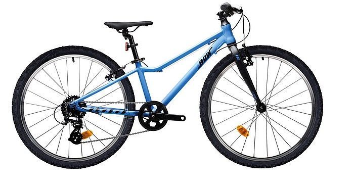 ein blaues Kinderfahrrad auf weißem Hintergrund .