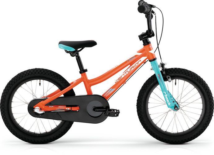 ein orangefarbenes Kinderfahrrad mit einem blauen Vorderrad