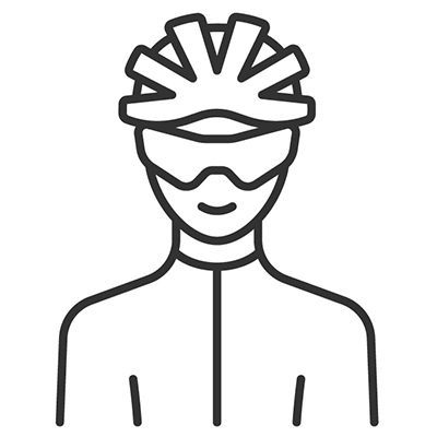 ein Mann mit Fahrradhelm und Brille