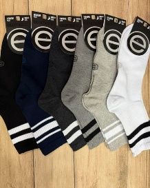 Siete pares de calcetines de caña media en varios colores con una banda blanca y detalle de puño a rayas.