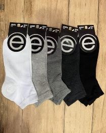 Cinco pares de calcetines tobilleros en blanco, gris y negro, con un logotipo 