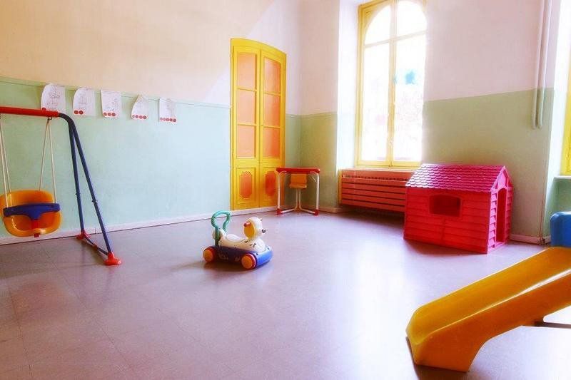 area ludica con scivolo, altalena e giochi per l'infanzia