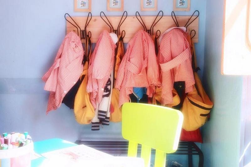 appendi abiti all'interno dell'aula