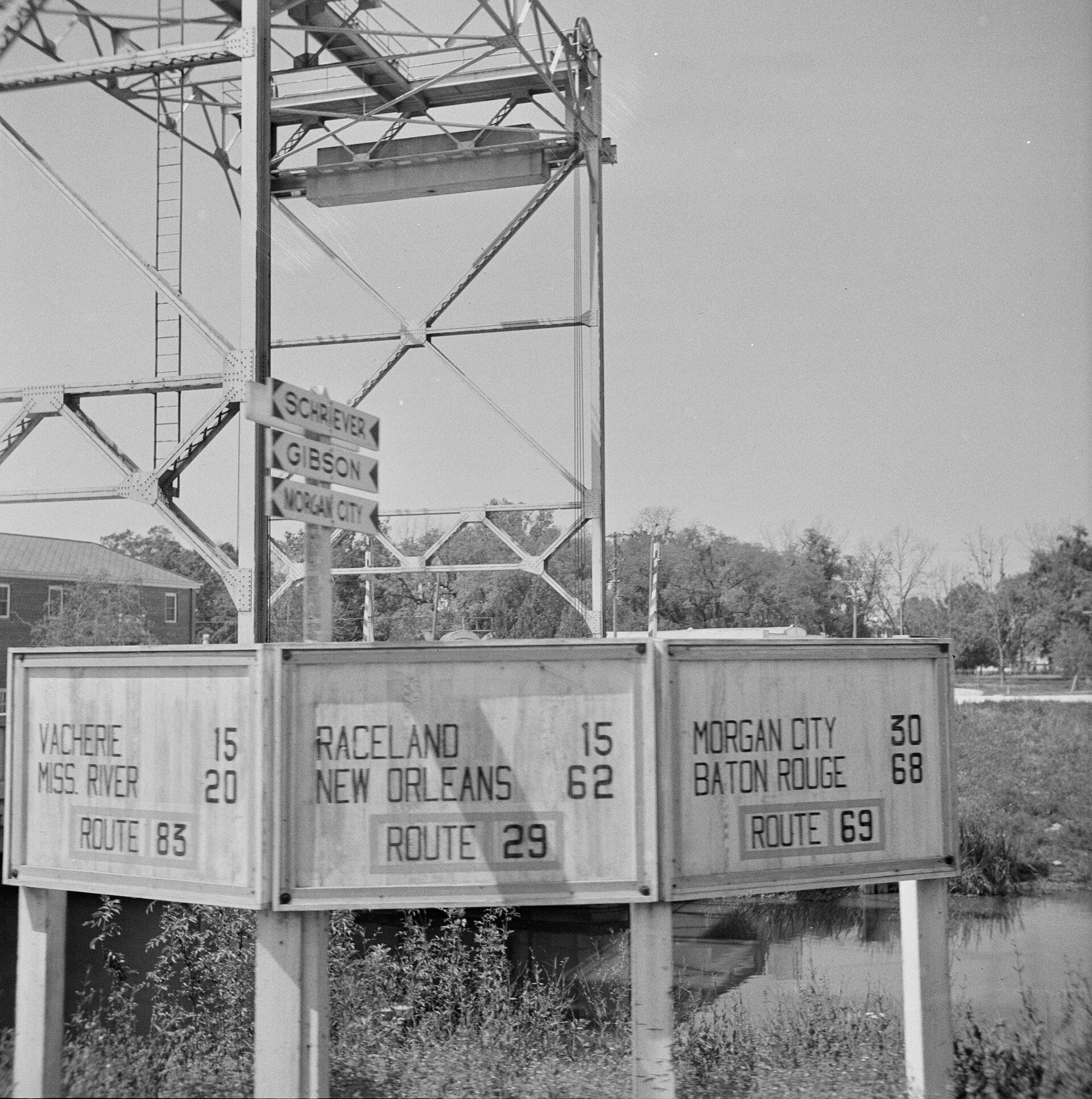 By John Vachon - This image is available from the United States Library of Congress's Prints and Photographs divisionunder the digital ID fsa.8d28217.This tag does not indicate the copyright status of the attached work. A normal copyright tag is still required. See Commons:Licensing., Public Domain, https://commons.wikimedia.org/w/index.php?curid=3442846