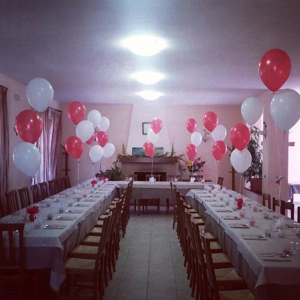 sala ristoro arredata con palloncini colorati
