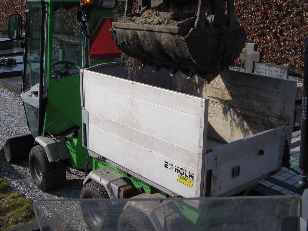 Voor het delven van het graf gebruiken we meestal een grafdelfmachine. De mogelijkheid van stempelen in combinatie met een groot graafbereik maakt dit de ideale machine.