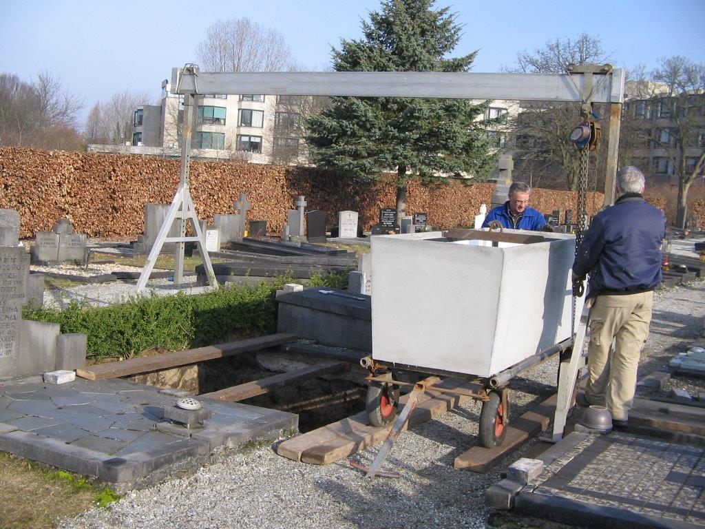 Het plaatsen van grafkelders door een leverancier.