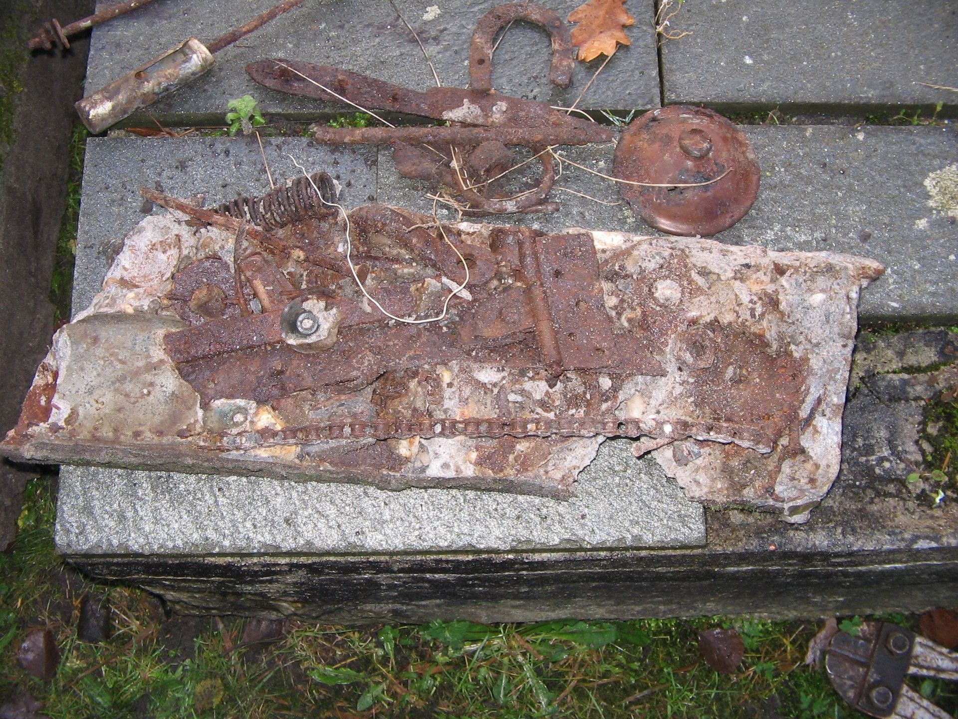 Als wapening een bijna complete fiets. Monument uit 1940-1945