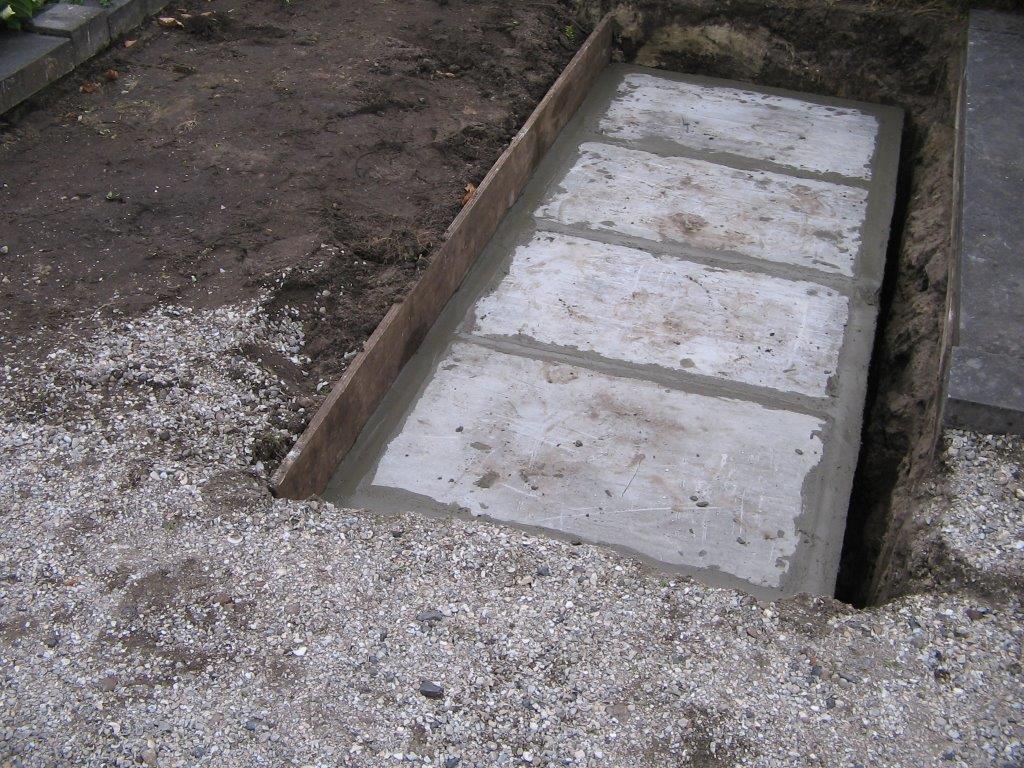 Een gesloten grafkelder. De sluitplaten worden in cement gelegd en de naden worden met cement gevuld.