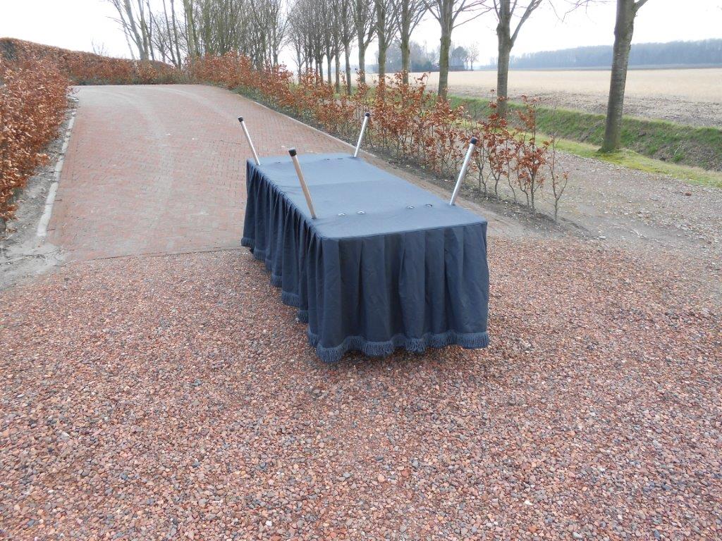 Zoals natuurlijk begraven is bedoeld; na een seizoen kan het graf volledig zijn opgenomen in de omgeving. Zoals natuurlijk begraven is bedoeld; na een seizoen kan het graf volledig zijn opgenomen in de omgeving