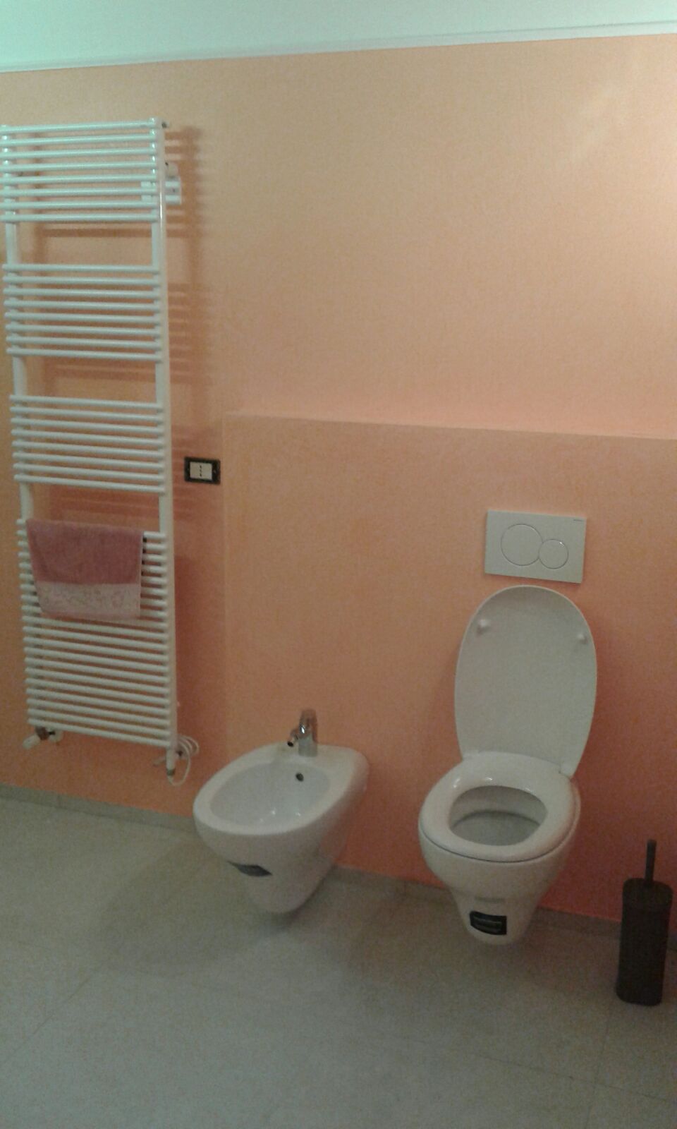 bagno con pavimentazione in microcemento