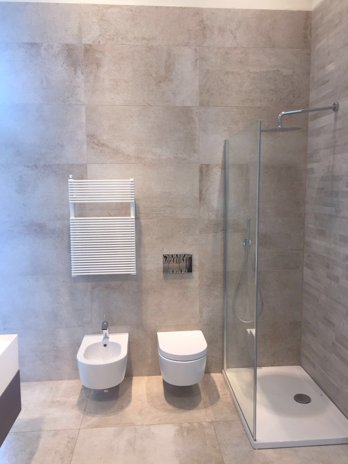 bagno con pareti e pavimento in microcemento