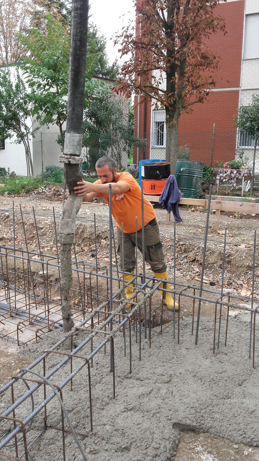 operaio al lavoro nella costruzione di fondamenta