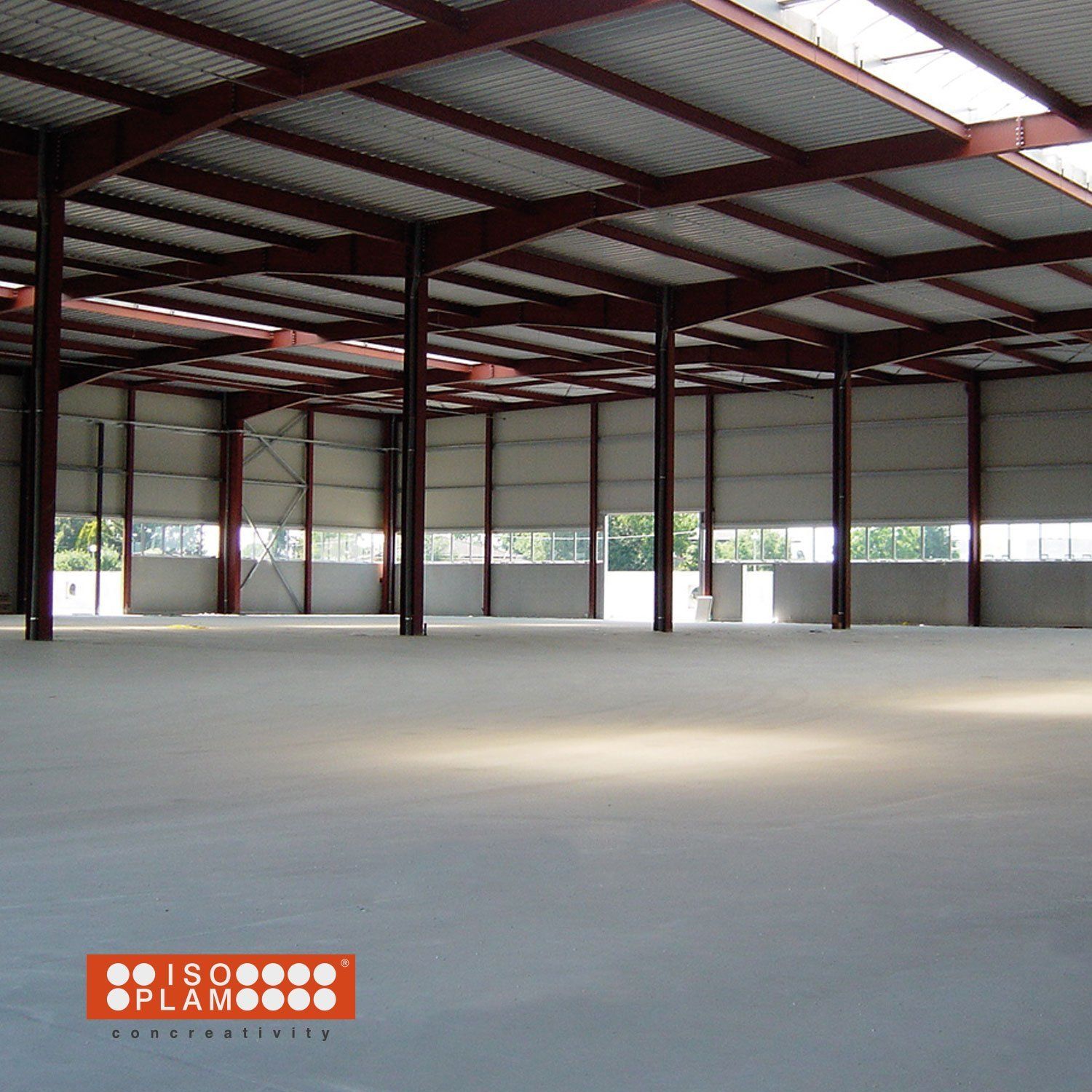 magazzino con pavimento industriale