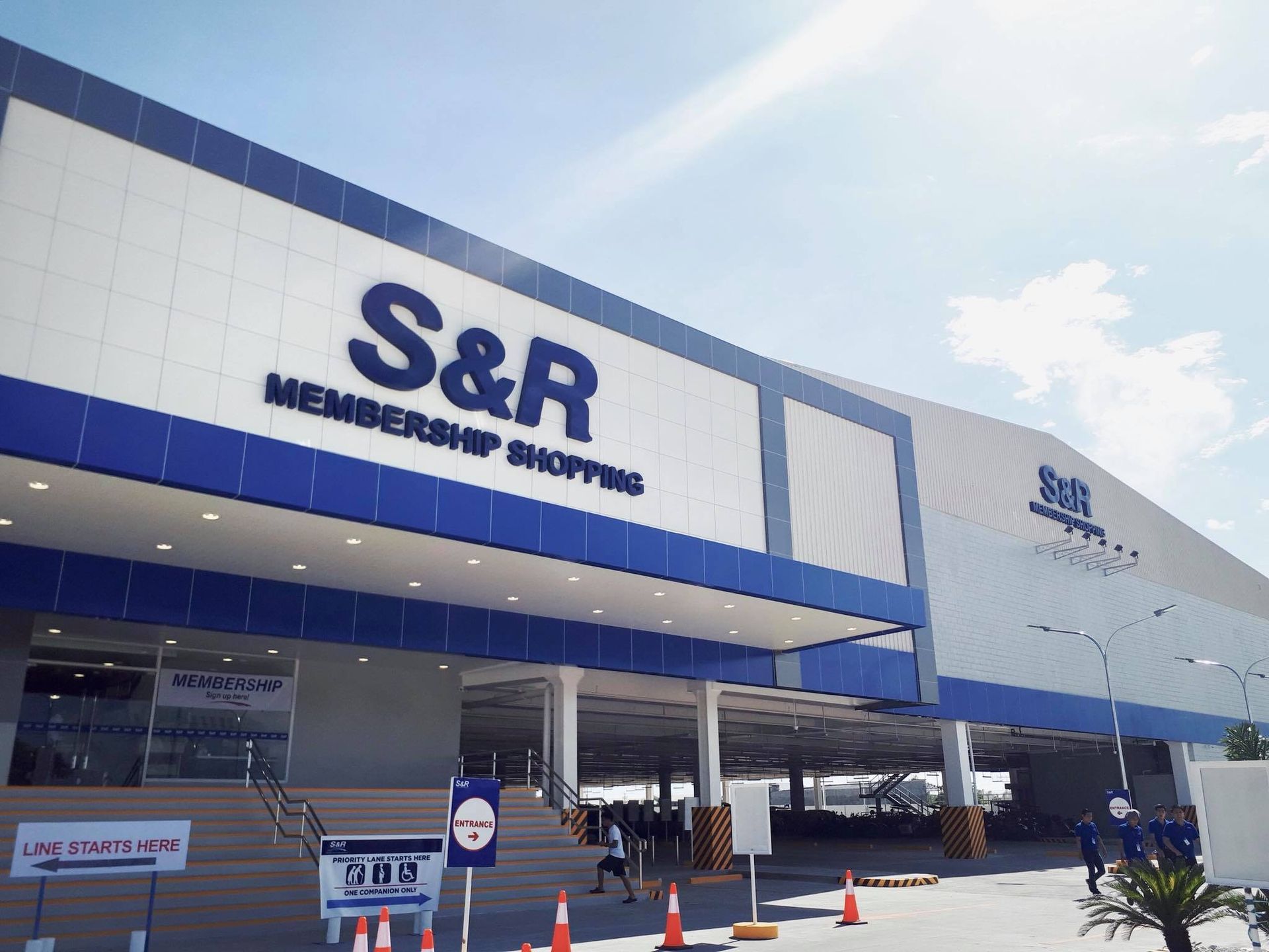 S&R Membership Shopping in Cabanatuan