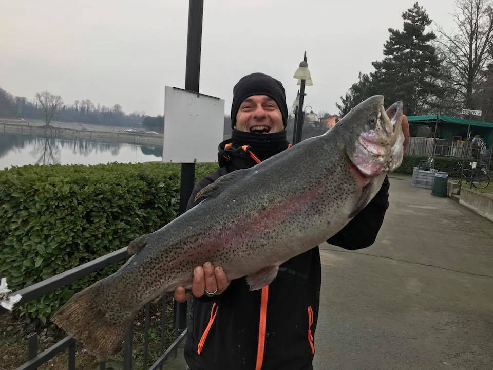 Un pescatore con un pesce